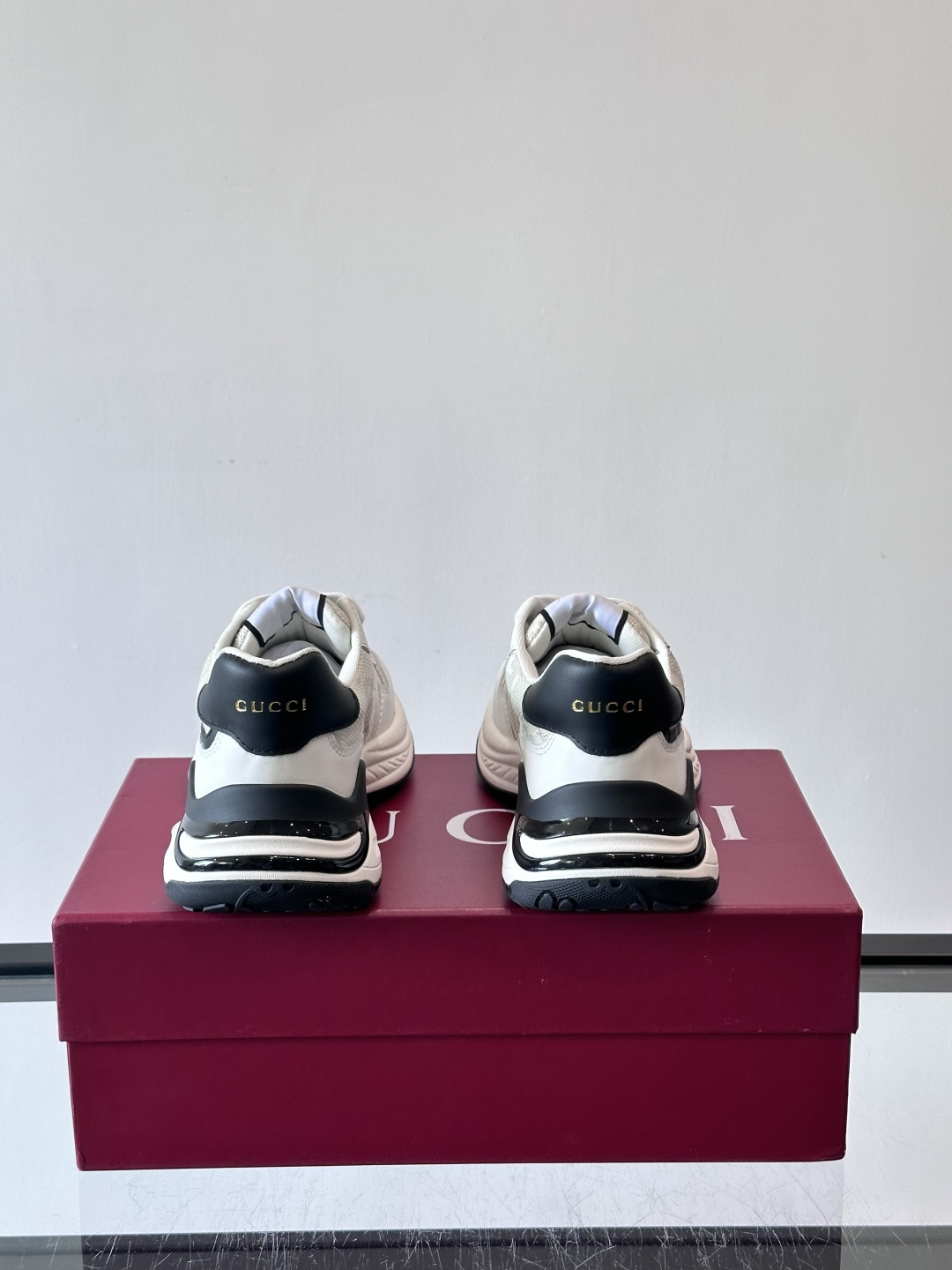 Gucci 男士老爹鞋，网布+皮革拼接，透气又有支撑力。侧面双G刺绣超有辨识度，厚底设计缓震舒适，日常穿