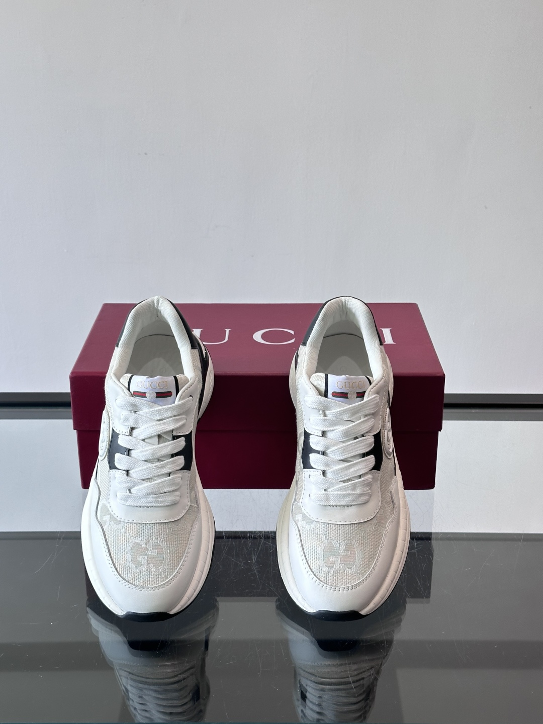 Gucci 男士老爹鞋，网布+皮革拼接，透气又有支撑力。侧面双G刺绣超有辨识度，厚底设计缓震舒适，日常穿