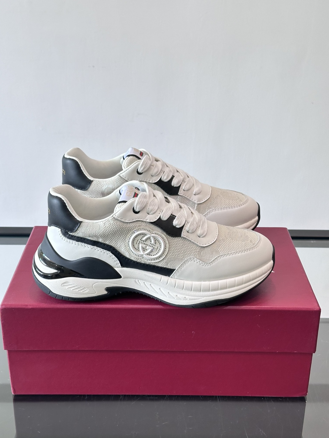 Gucci 男士老爹鞋，网布+皮革拼接，透气又有支撑力。侧面双G刺绣超有辨识度，厚底设计缓震舒适，日常穿