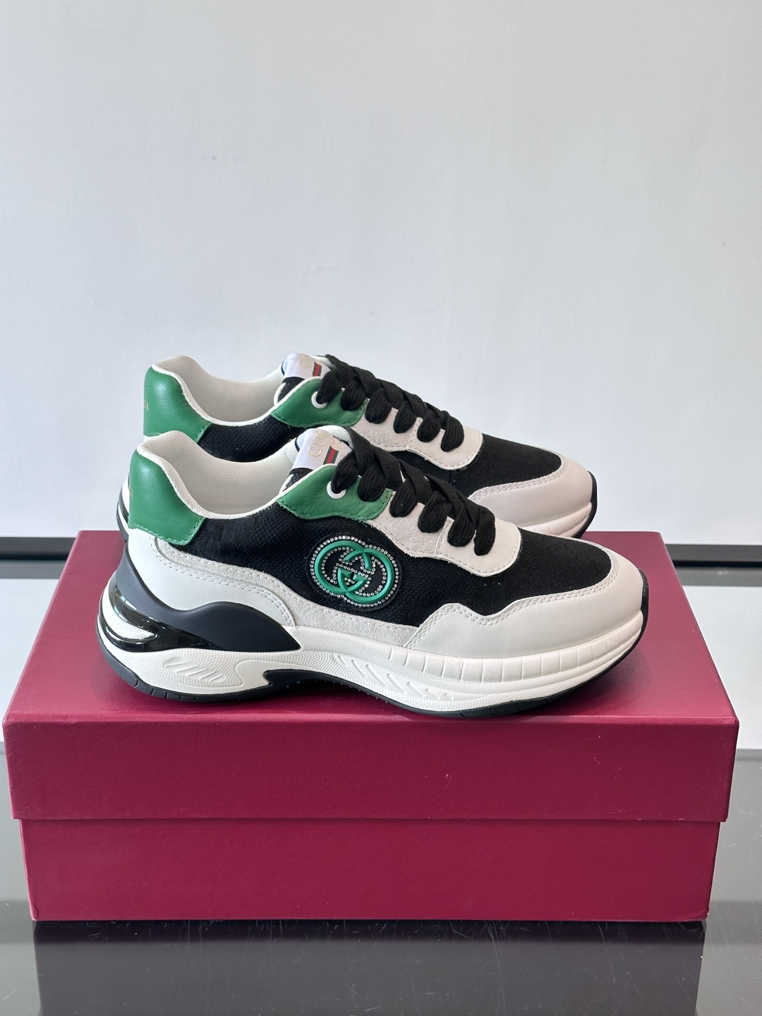 Gucci 男士老爹鞋，网布+皮革拼接，透气又有支撑力。侧面双G刺绣超有辨识度，厚底设计缓震舒适，日常穿