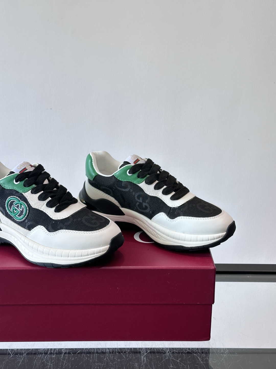 Gucci 男士老爹鞋，网布+皮革拼接，透气又有支撑力。侧面双G刺绣超有辨识度，厚底设计缓震舒适，日常穿