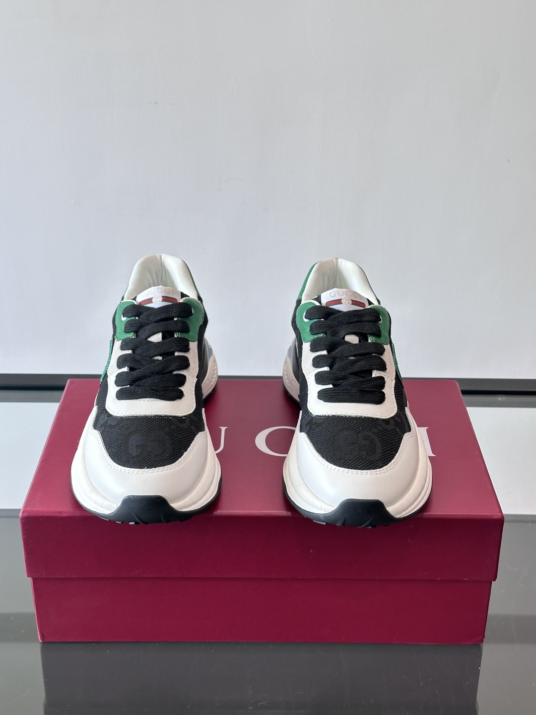 Gucci 男士老爹鞋，网布+皮革拼接，透气又有支撑力。侧面双G刺绣超有辨识度，厚底设计缓震舒适，日常穿