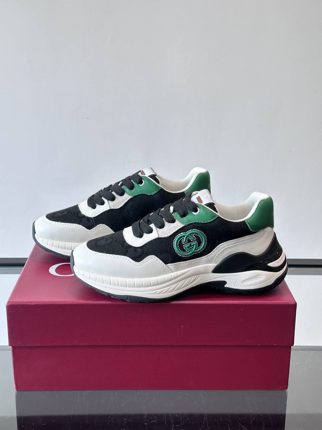 Gucci 男士老爹鞋，网布+皮革拼接，透气又有支撑力。侧面双G刺绣超有辨识度，厚底设计缓震舒适，日常穿