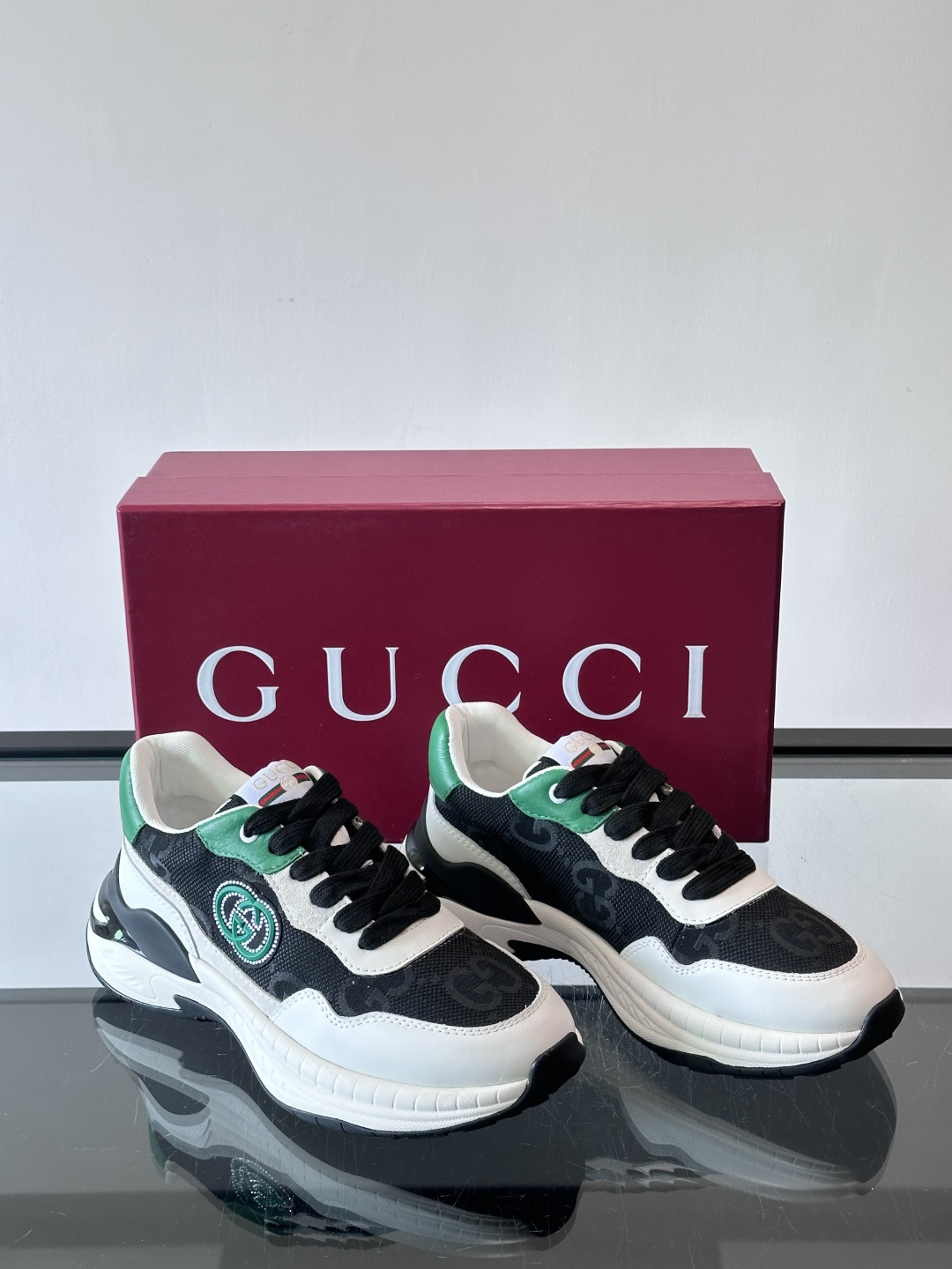 Gucci 男士老爹鞋，网布+皮革拼接，透气又有支撑力。侧面双G刺绣超有辨识度，厚底设计缓震舒适，日常穿