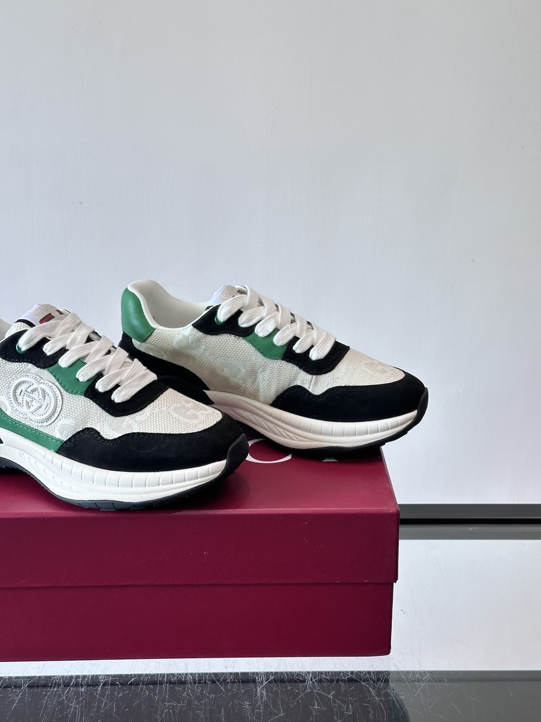 Gucci 男士老爹鞋，网布+皮革拼接，透气又有支撑力。侧面双G刺绣超有辨识度，厚底设计缓震舒适，日常穿