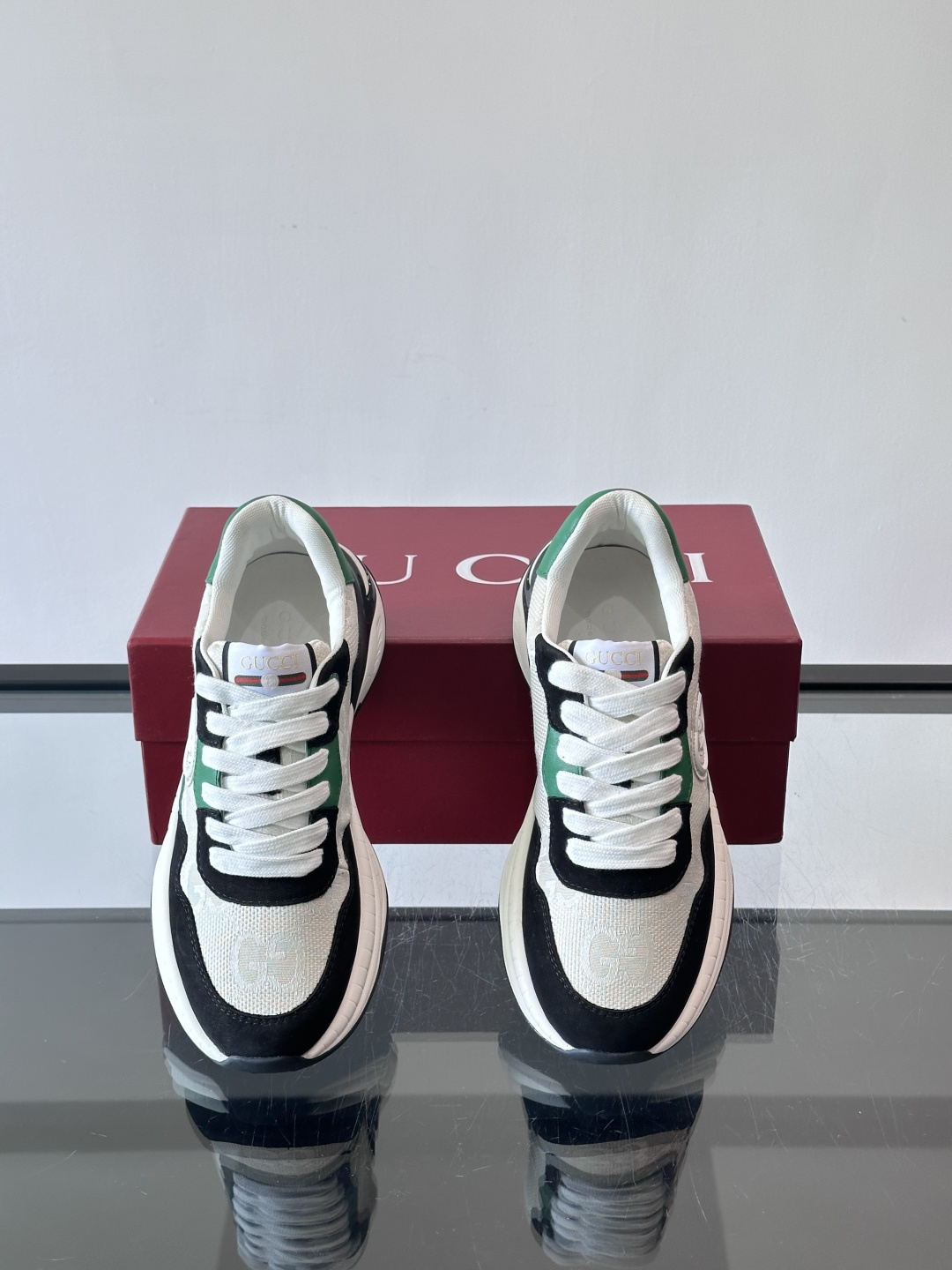 Gucci 男士老爹鞋，网布+皮革拼接，透气又有支撑力。侧面双G刺绣超有辨识度，厚底设计缓震舒适，日常穿