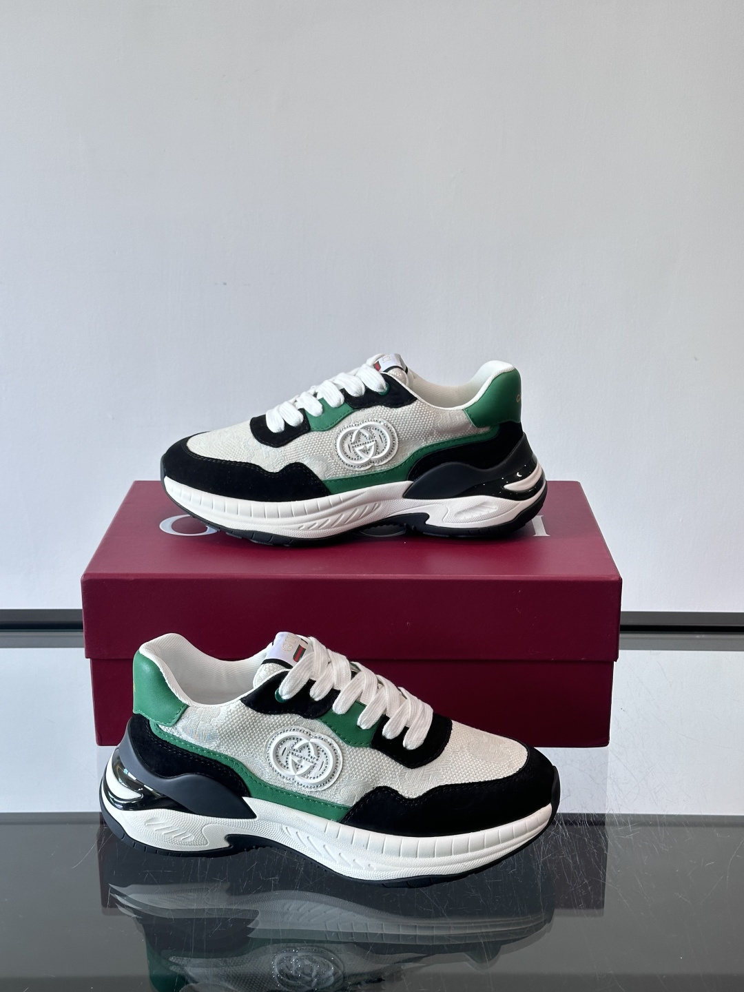 Gucci 男士老爹鞋，网布+皮革拼接，透气又有支撑力。侧面双G刺绣超有辨识度，厚底设计缓震舒适，日常穿