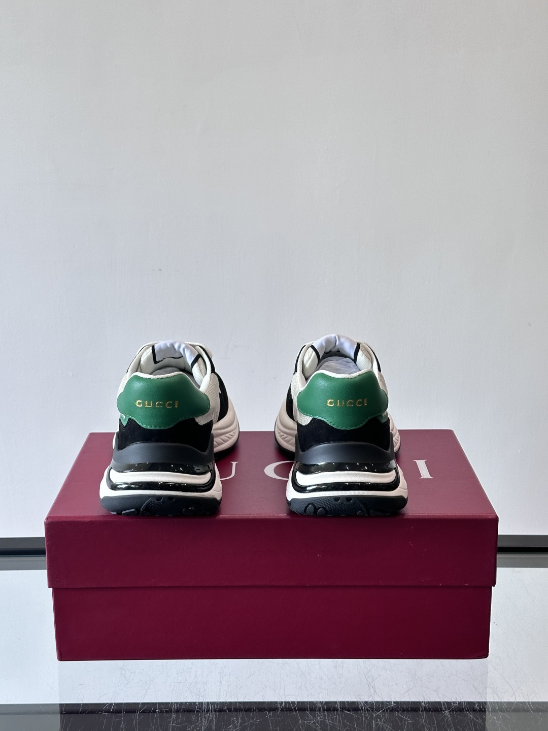 Gucci 男士老爹鞋，网布+皮革拼接，透气又有支撑力。侧面双G刺绣超有辨识度，厚底设计缓震舒适，日常穿