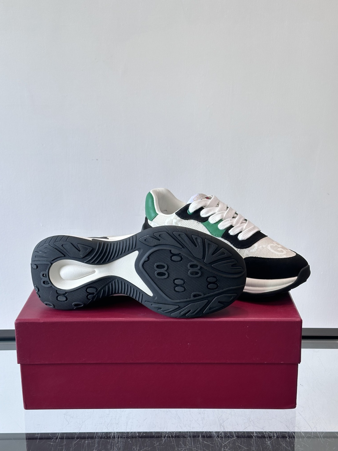 Gucci 男士老爹鞋，网布+皮革拼接，透气又有支撑力。侧面双G刺绣超有辨识度，厚底设计缓震舒适，日常穿