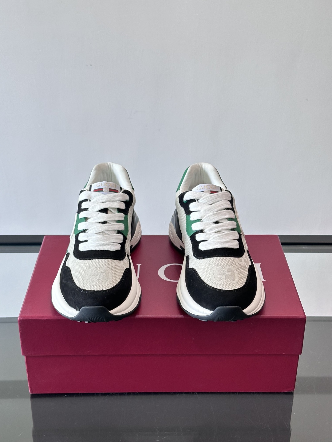 Gucci 男士老爹鞋，网布+皮革拼接，透气又有支撑力。侧面双G刺绣超有辨识度，厚底设计缓震舒适，日常穿