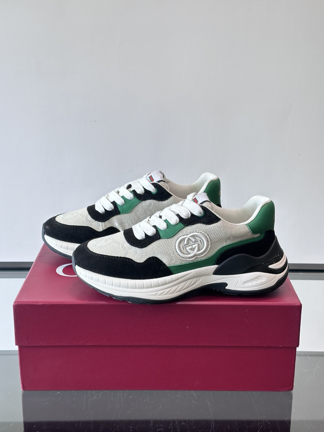 Gucci 男士老爹鞋，网布+皮革拼接，透气又有支撑力。侧面双G刺绣超有辨识度，厚底设计缓震舒适，日常穿