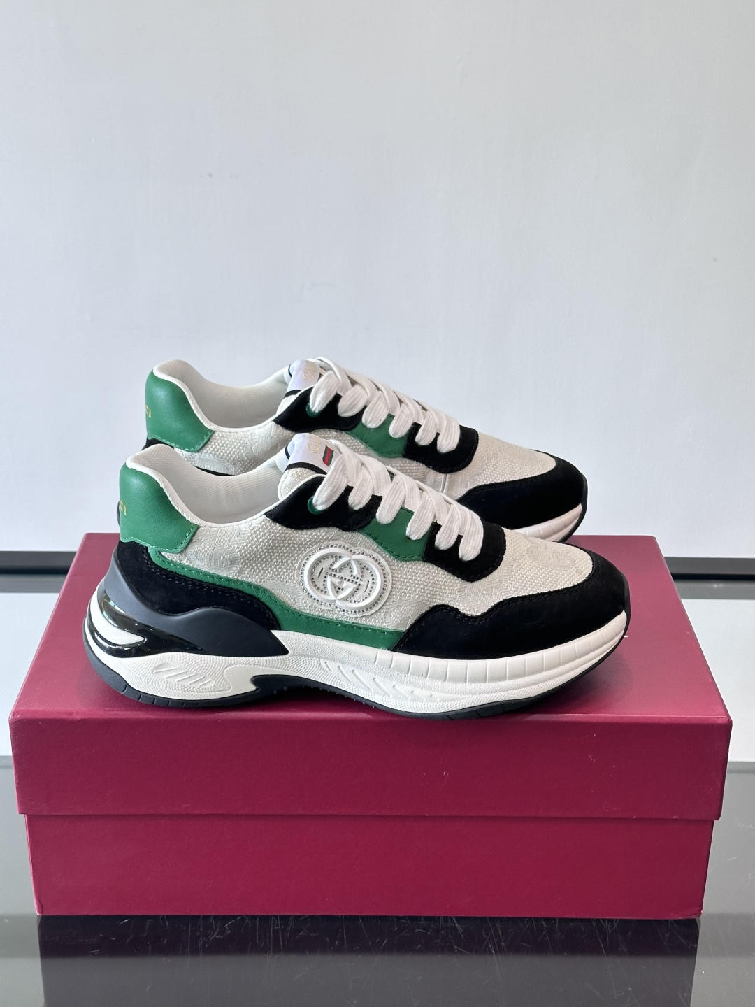 Gucci 男士老爹鞋，网布+皮革拼接，透气又有支撑力。侧面双G刺绣超有辨识度，厚底设计缓震舒适，日常穿