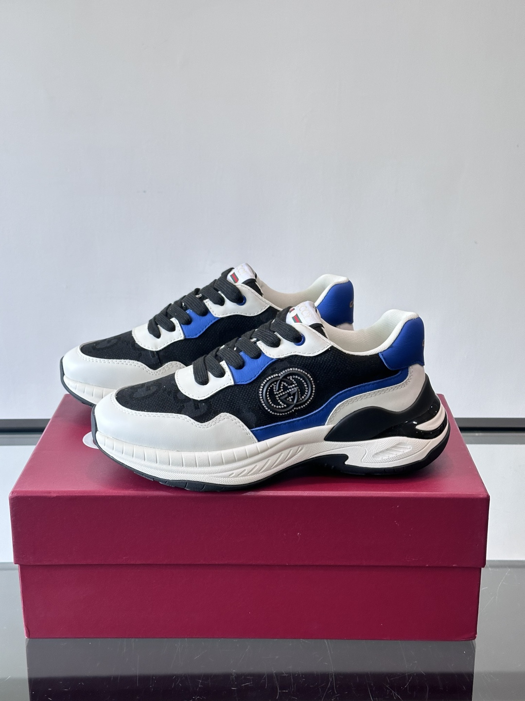 Gucci 男士老爹鞋，网布+皮革拼接，透气又有支撑力。侧面双G刺绣超有辨识度，厚底设计缓震舒适，日常穿