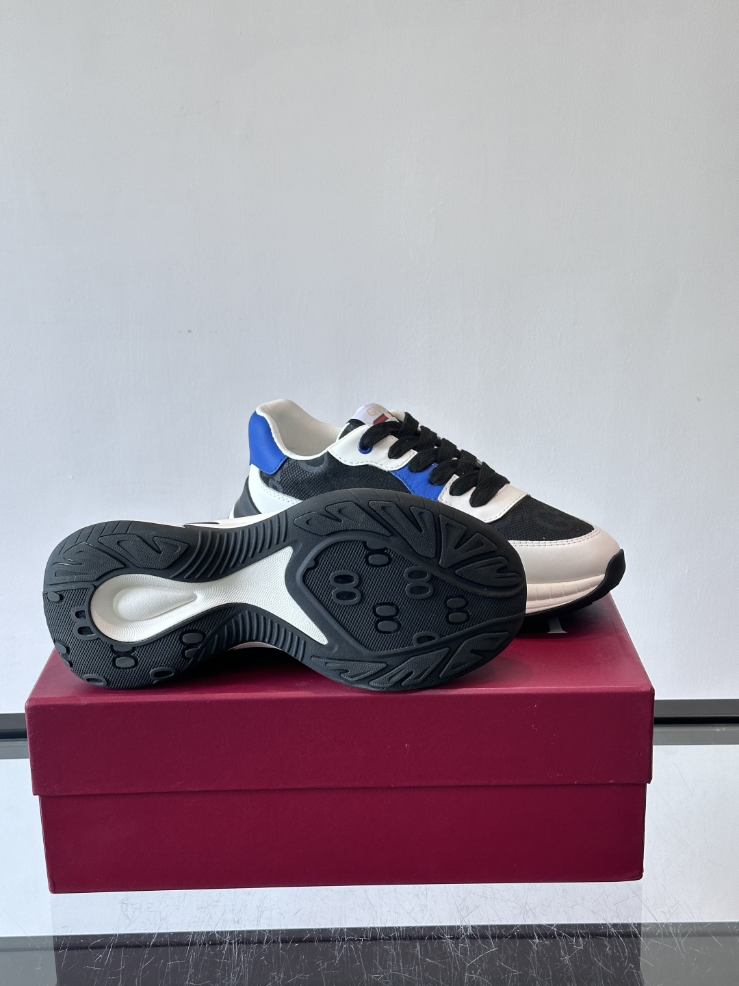 Gucci 男士老爹鞋，网布+皮革拼接，透气又有支撑力。侧面双G刺绣超有辨识度，厚底设计缓震舒适，日常穿