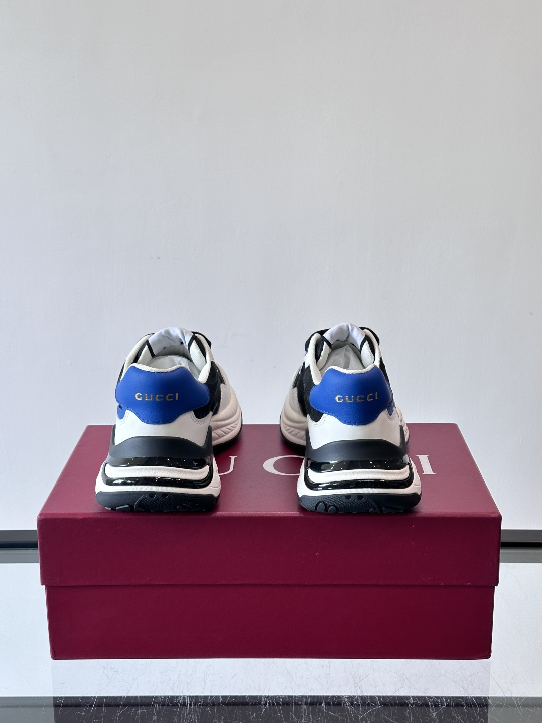 Gucci 男士老爹鞋，网布+皮革拼接，透气又有支撑力。侧面双G刺绣超有辨识度，厚底设计缓震舒适，日常穿