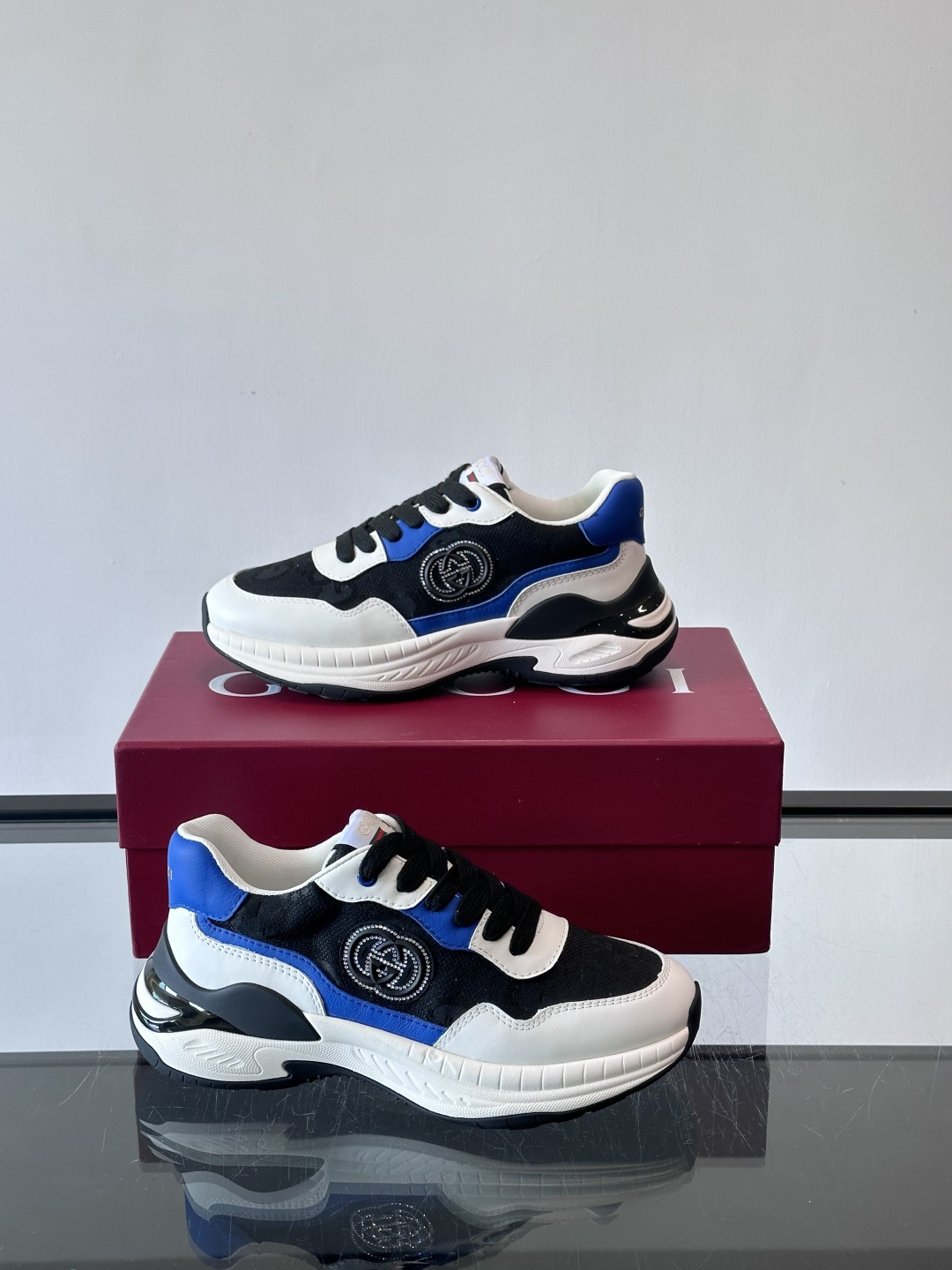 Gucci 男士老爹鞋，网布+皮革拼接，透气又有支撑力。侧面双G刺绣超有辨识度，厚底设计缓震舒适，日常穿