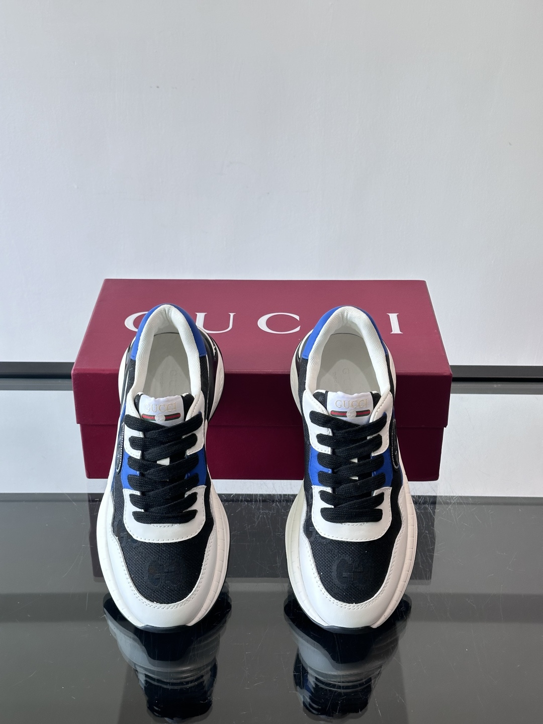 Gucci 男士老爹鞋，网布+皮革拼接，透气又有支撑力。侧面双G刺绣超有辨识度，厚底设计缓震舒适，日常穿