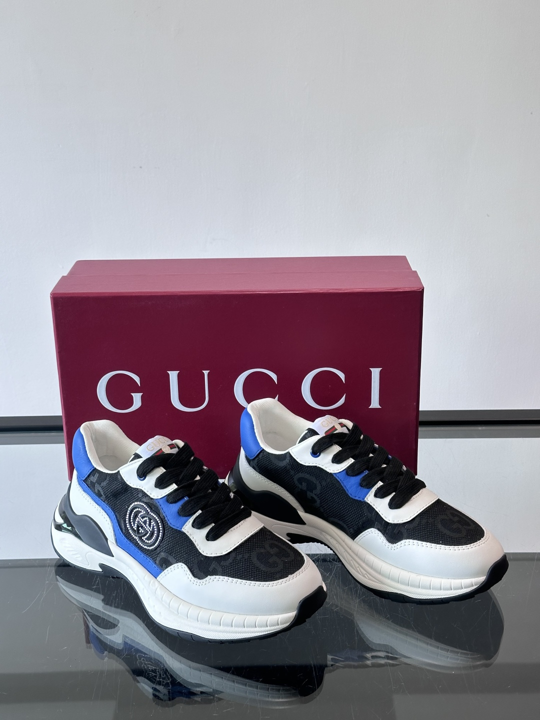 Gucci 男士老爹鞋，网布+皮革拼接，透气又有支撑力。侧面双G刺绣超有辨识度，厚底设计缓震舒适，日常穿