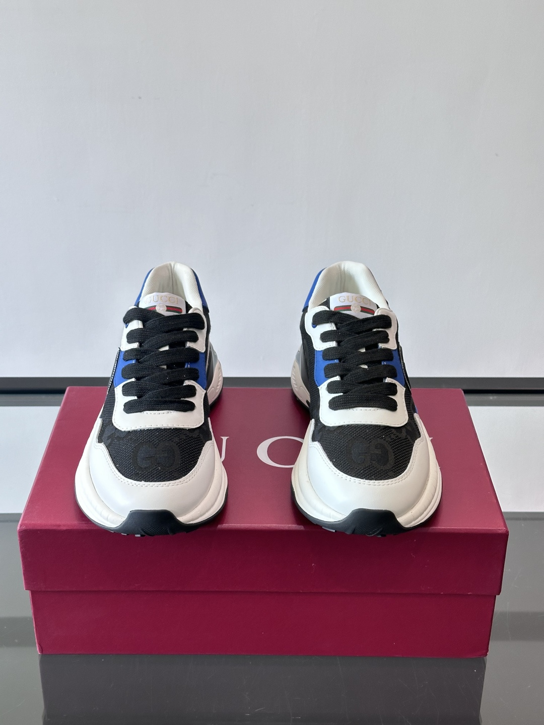 Gucci 男士老爹鞋，网布+皮革拼接，透气又有支撑力。侧面双G刺绣超有辨识度，厚底设计缓震舒适，日常穿
