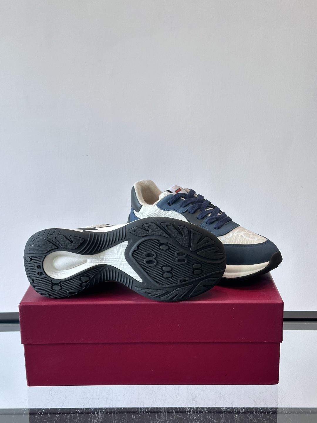 Gucci 男士老爹鞋，网布+皮革拼接，透气又有支撑力。侧面双G刺绣超有辨识度，厚底设计缓震舒适，日常穿