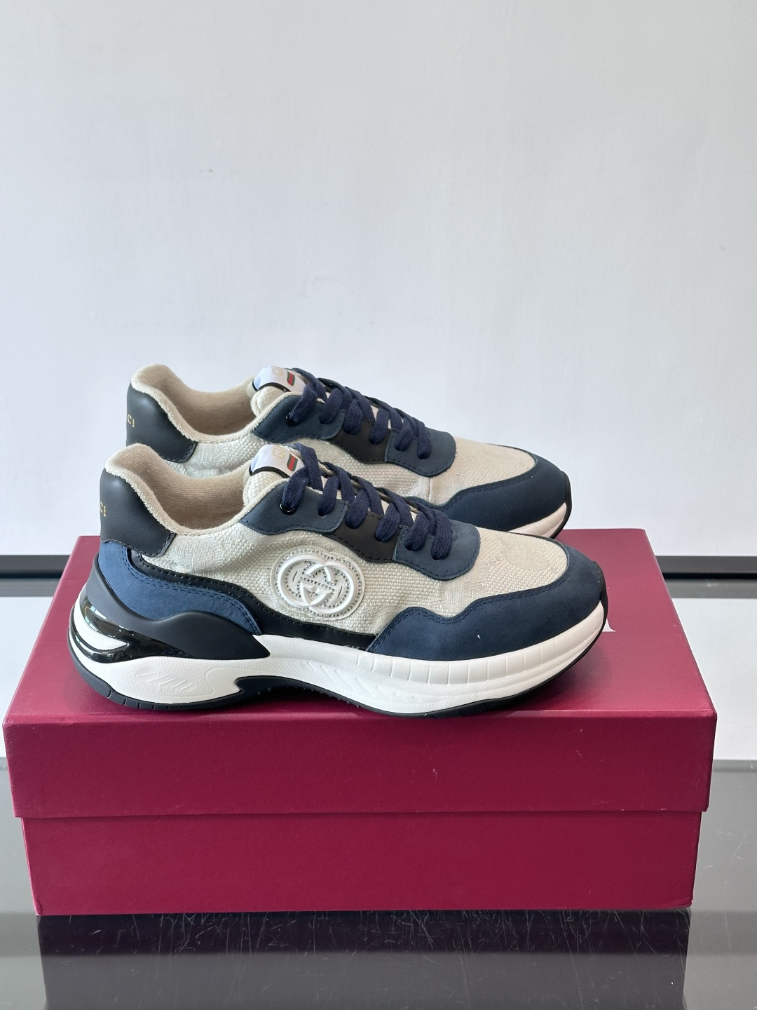 Gucci 男士老爹鞋，网布+皮革拼接，透气又有支撑力。侧面双G刺绣超有辨识度，厚底设计缓震舒适，日常穿