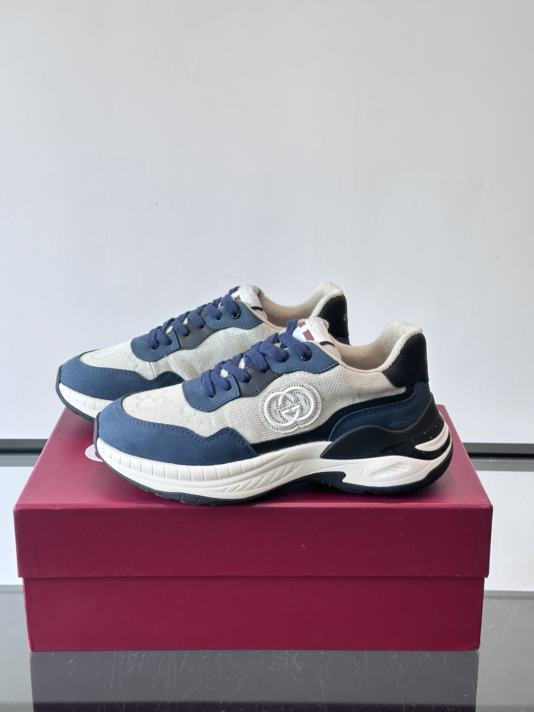 Gucci 男士老爹鞋，网布+皮革拼接，透气又有支撑力。侧面双G刺绣超有辨识度，厚底设计缓震舒适，日常穿