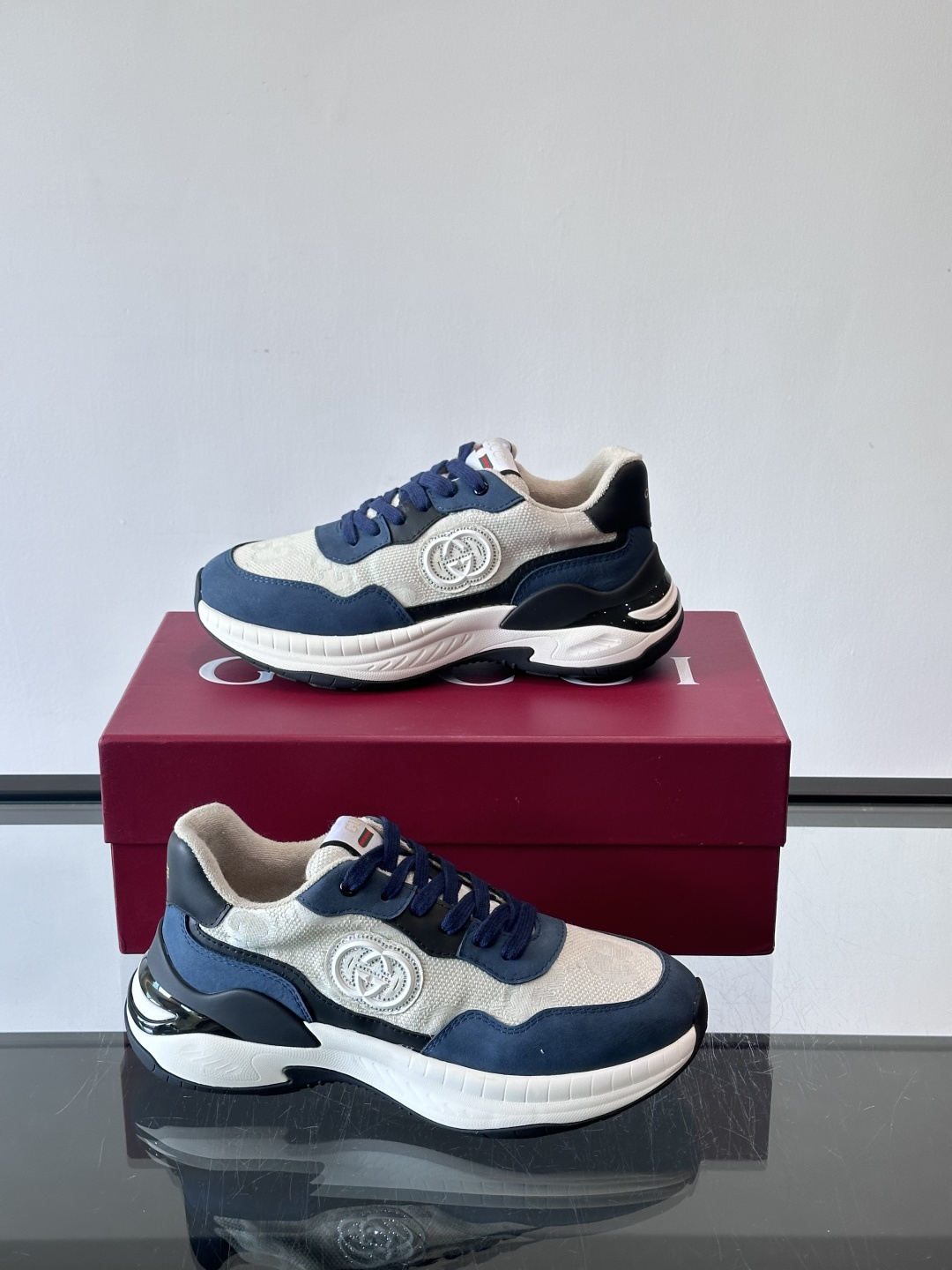 Gucci 男士老爹鞋，网布+皮革拼接，透气又有支撑力。侧面双G刺绣超有辨识度，厚底设计缓震舒适，日常穿