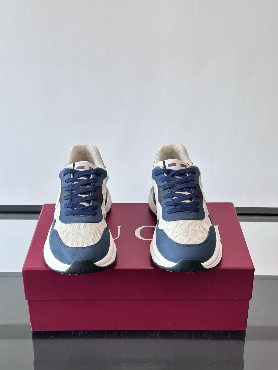 Gucci 男士老爹鞋，网布+皮革拼接，透气又有支撑力。侧面双G刺绣超有辨识度，厚底设计缓震舒适，日常穿