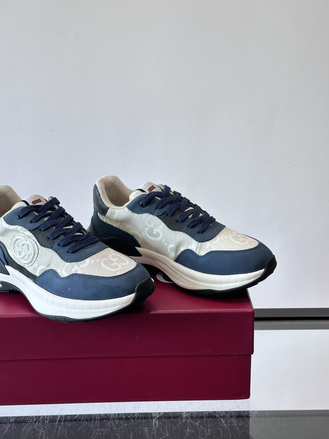 Gucci 男士老爹鞋，网布+皮革拼接，透气又有支撑力。侧面双G刺绣超有辨识度，厚底设计缓震舒适，日常穿