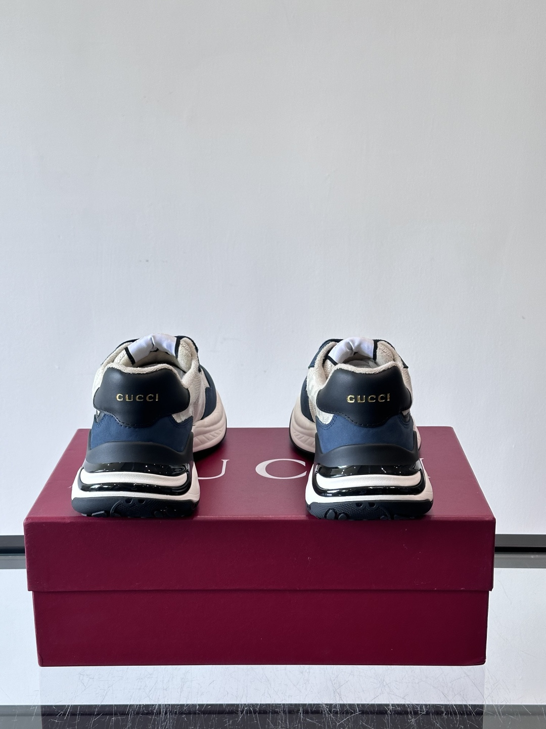 Gucci 男士老爹鞋，网布+皮革拼接，透气又有支撑力。侧面双G刺绣超有辨识度，厚底设计缓震舒适，日常穿