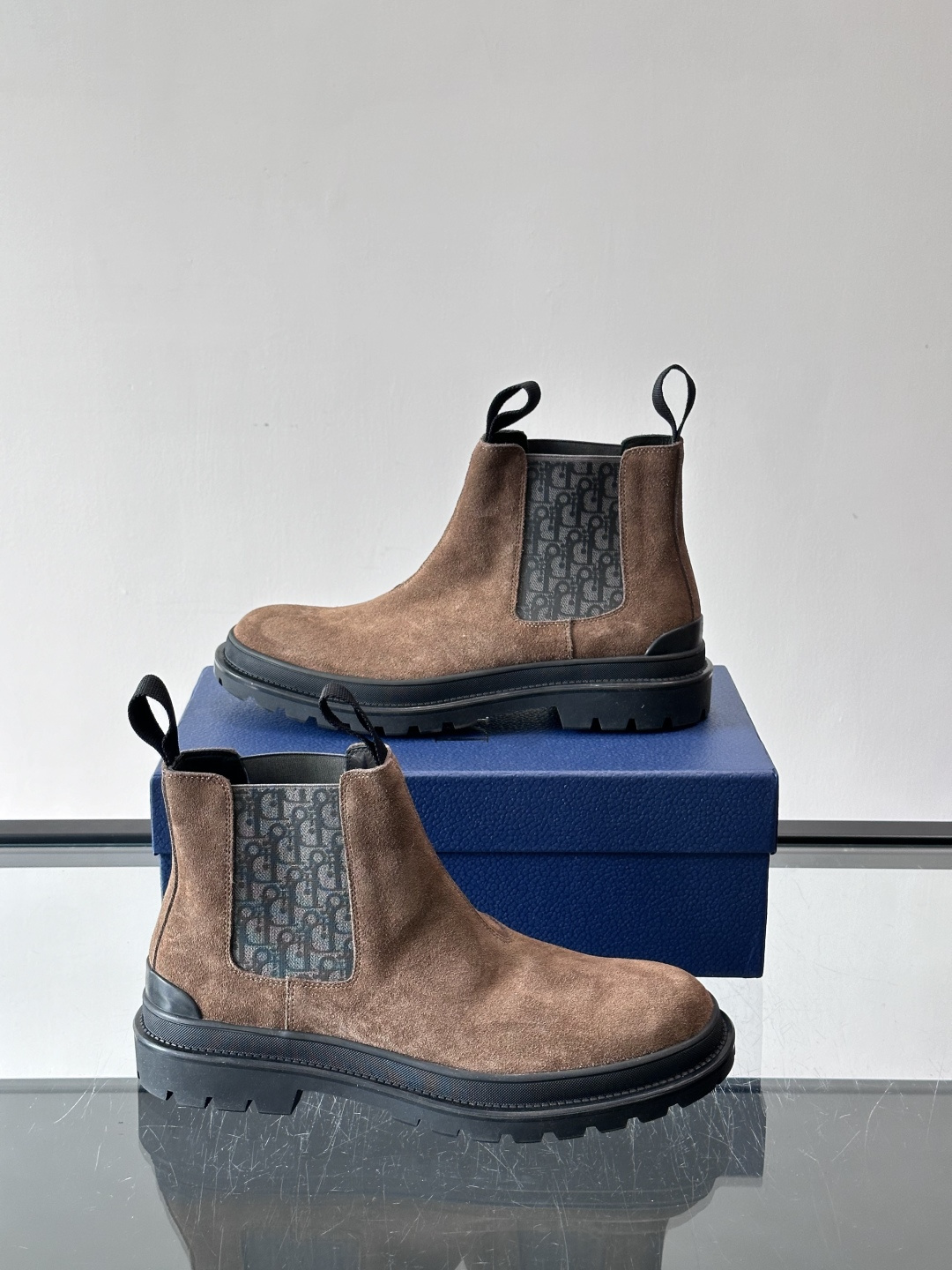 Dior 男士切尔西靴，选用优质麂皮➕牛皮。触感柔软，质感细腻，秋冬穿超有氛围感 。内衬是经典Obliq