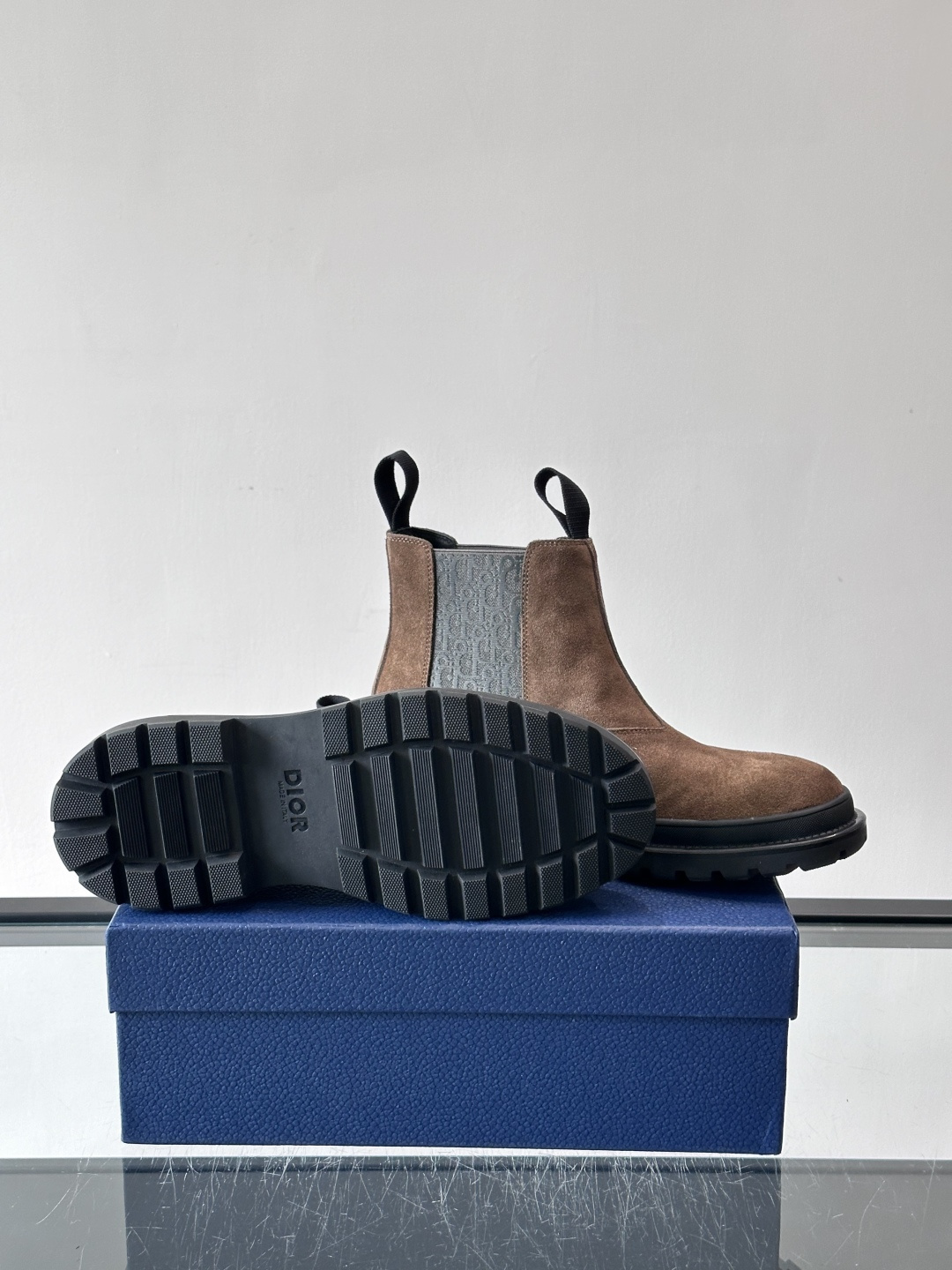 Dior 男士切尔西靴，选用优质麂皮➕牛皮。触感柔软，质感细腻，秋冬穿超有氛围感 。内衬是经典Obliq