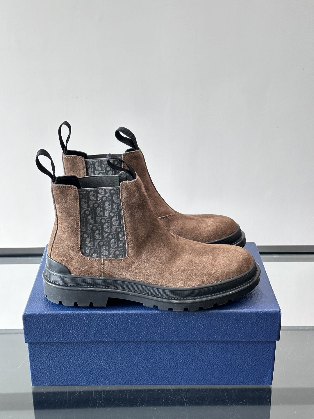 Dior 男士切尔西靴，选用优质麂皮➕牛皮。触感柔软，质感细腻，秋冬穿超有氛围感 。内衬是经典Obliq