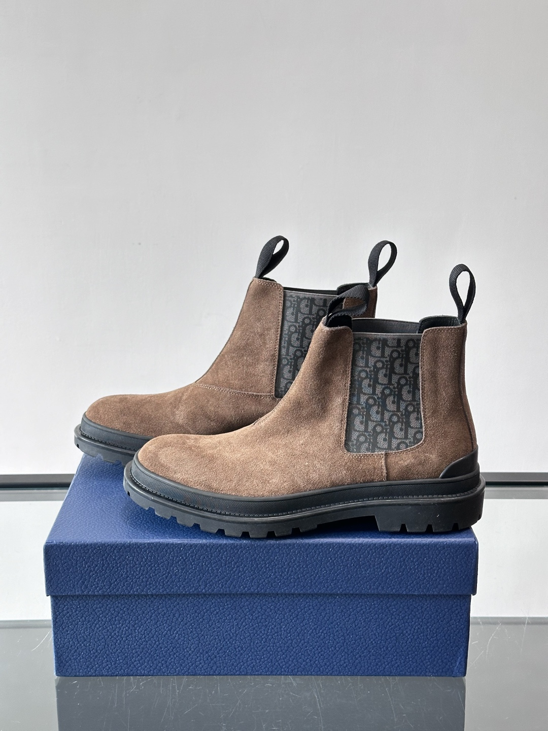 Dior 男士切尔西靴，选用优质麂皮➕牛皮。触感柔软，质感细腻，秋冬穿超有氛围感 。内衬是经典Obliq