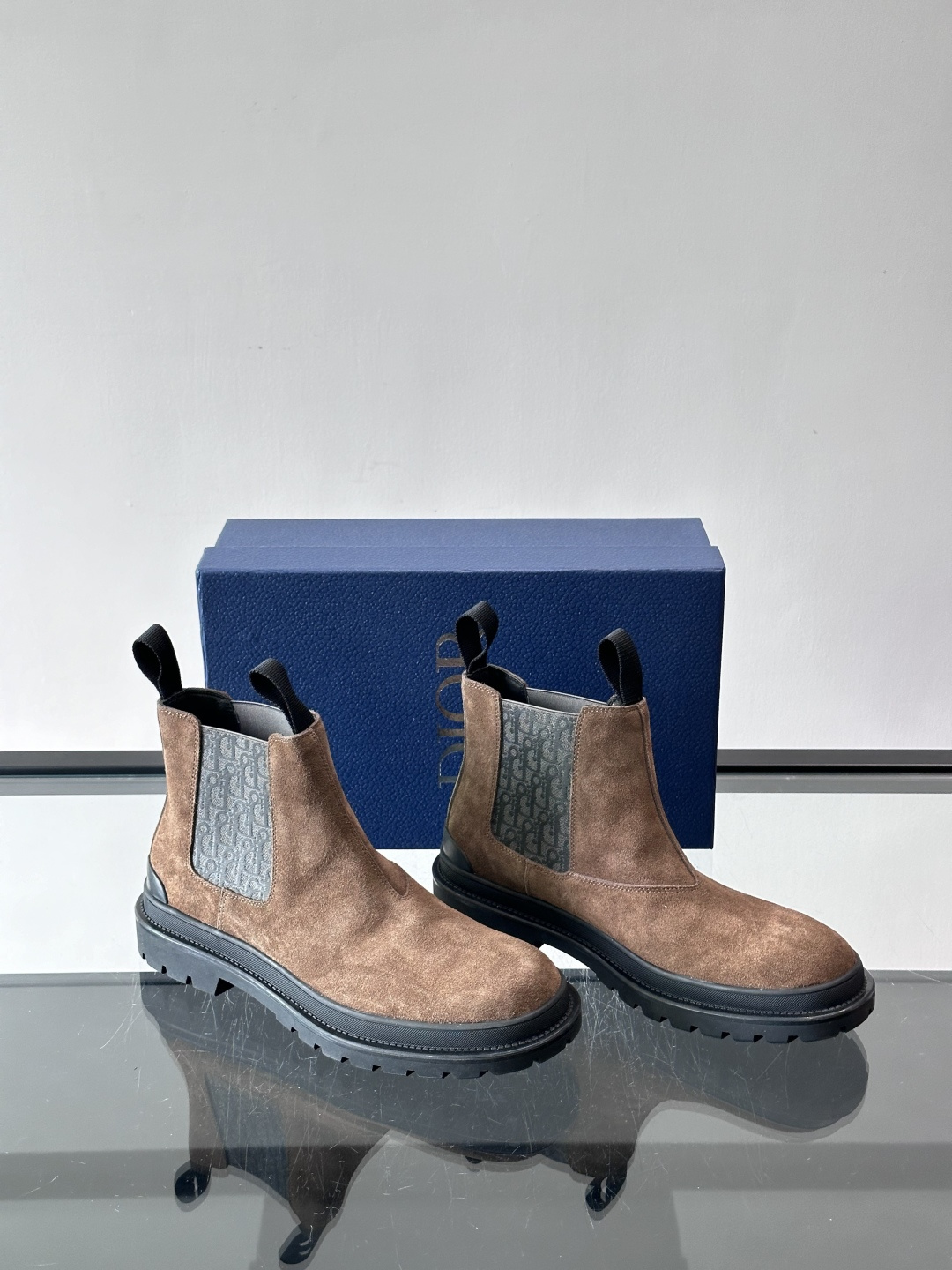 Dior 男士切尔西靴，选用优质麂皮➕牛皮。触感柔软，质感细腻，秋冬穿超有氛围感 。内衬是经典Obliq