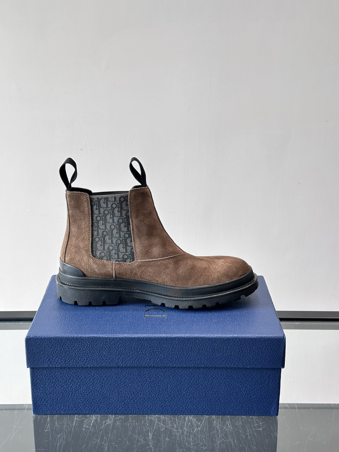 Dior 男士切尔西靴，选用优质麂皮➕牛皮。触感柔软，质感细腻，秋冬穿超有氛围感 。内衬是经典Obliq