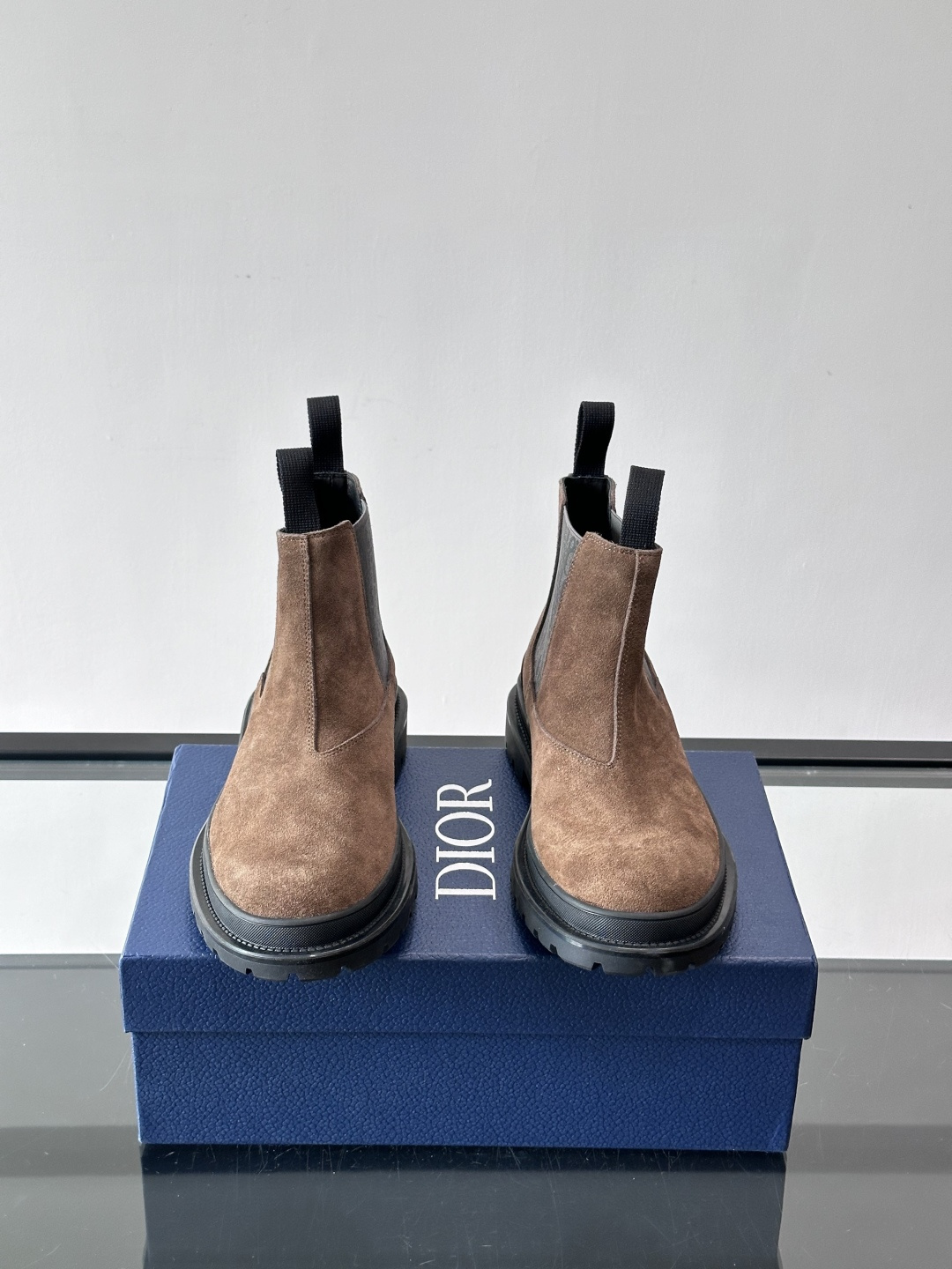 Dior 男士切尔西靴，选用优质麂皮➕牛皮。触感柔软，质感细腻，秋冬穿超有氛围感 。内衬是经典Obliq