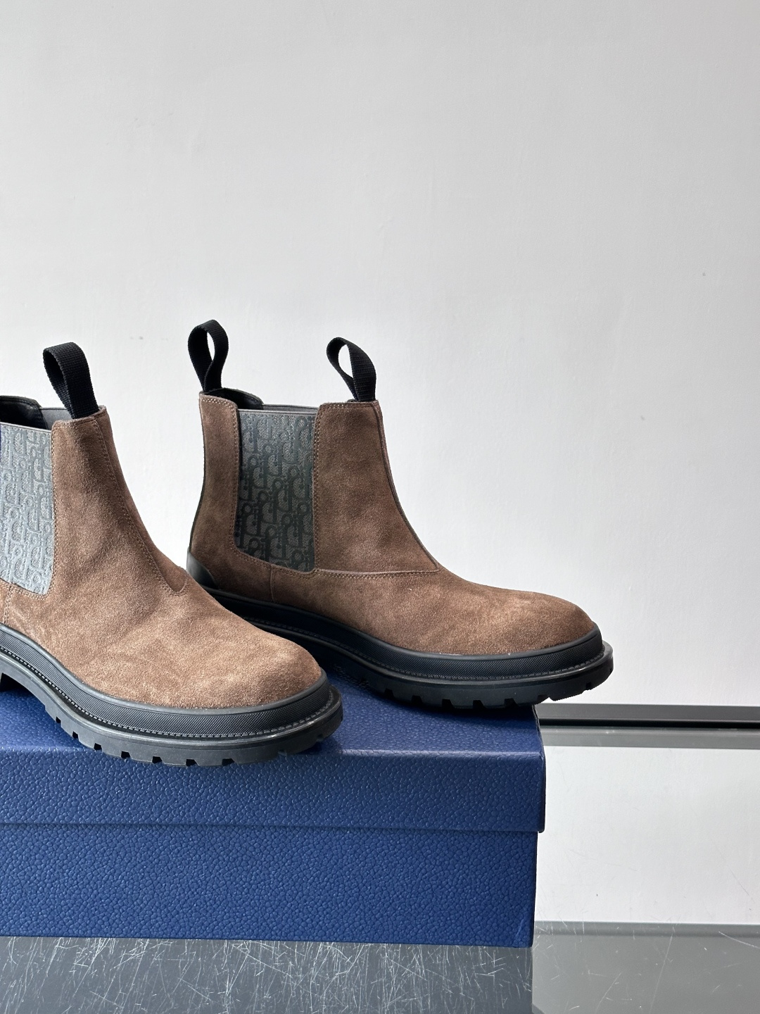 Dior 男士切尔西靴，选用优质麂皮➕牛皮。触感柔软，质感细腻，秋冬穿超有氛围感 。内衬是经典Obliq