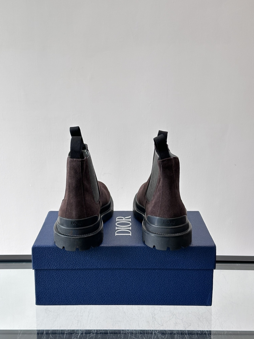 Dior 男士切尔西靴，选用优质麂皮➕牛皮。触感柔软，质感细腻，秋冬穿超有氛围感 。内衬是经典Obliq