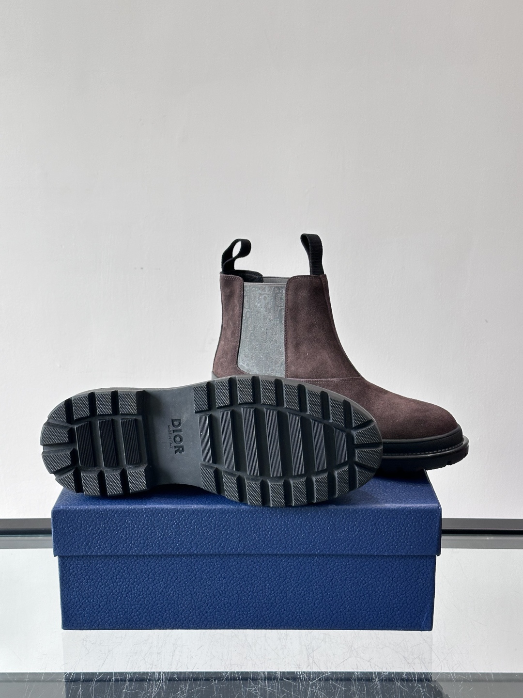 Dior 男士切尔西靴，选用优质麂皮➕牛皮。触感柔软，质感细腻，秋冬穿超有氛围感 。内衬是经典Obliq