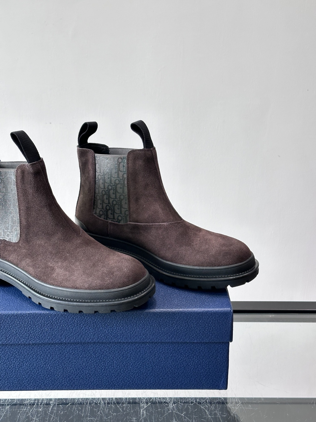 Dior 男士切尔西靴，选用优质麂皮➕牛皮。触感柔软，质感细腻，秋冬穿超有氛围感 。内衬是经典Obliq