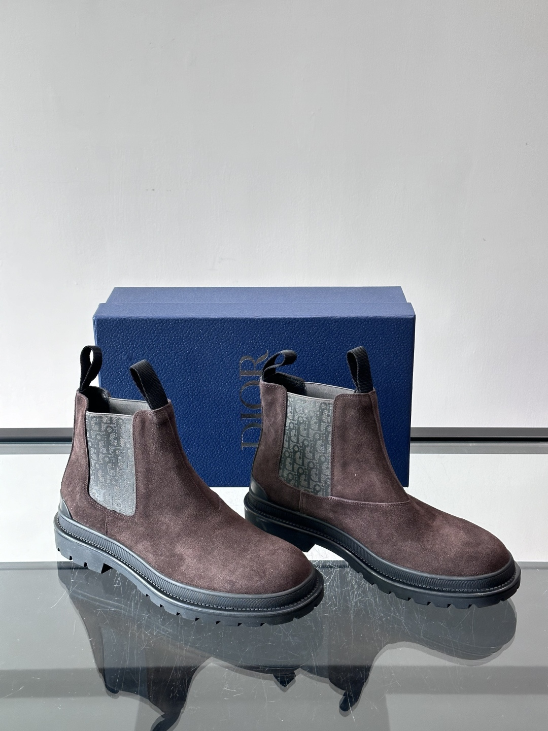 Dior 男士切尔西靴，选用优质麂皮➕牛皮。触感柔软，质感细腻，秋冬穿超有氛围感 。内衬是经典Obliq