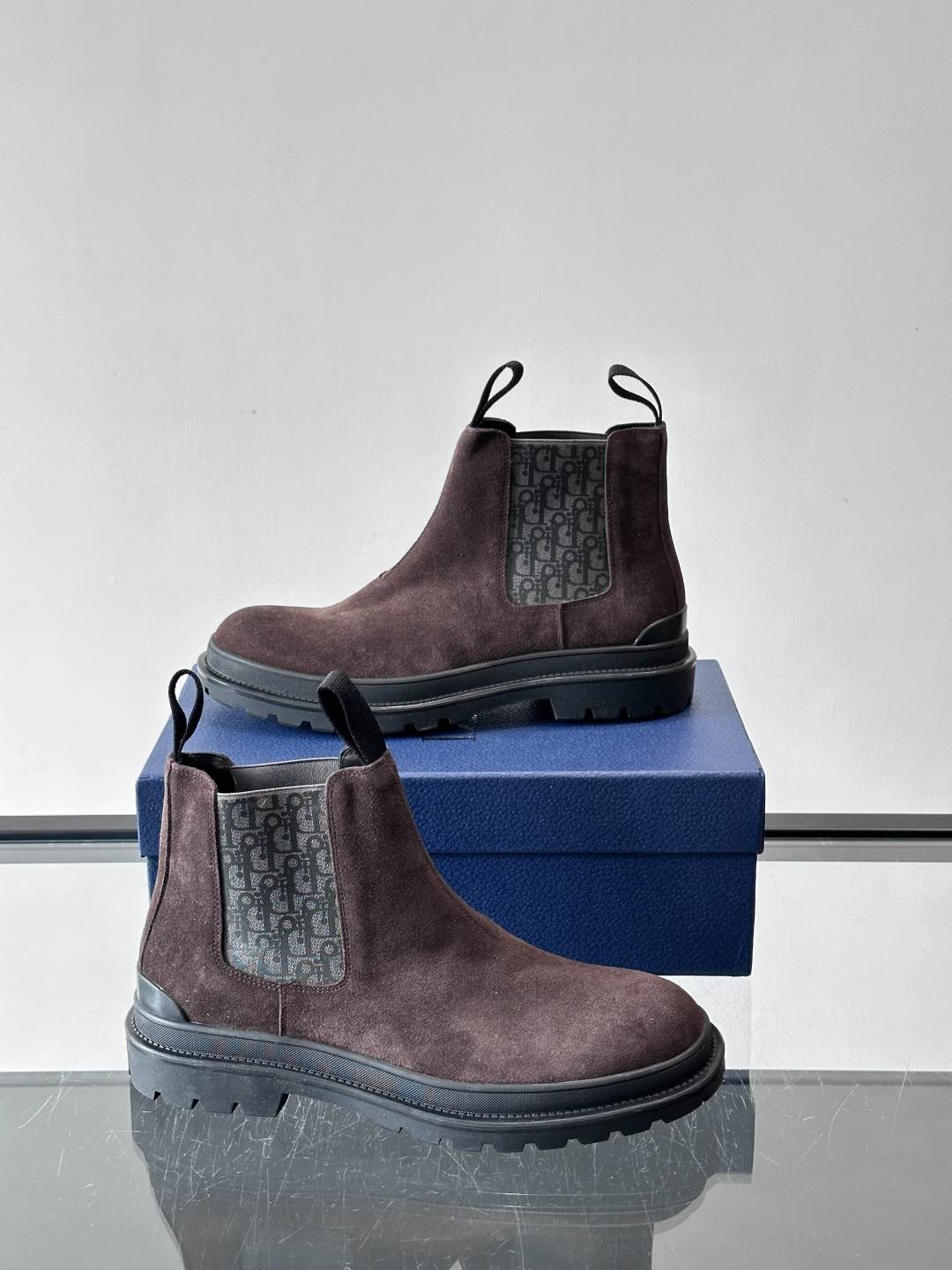 Dior 男士切尔西靴，选用优质麂皮➕牛皮。触感柔软，质感细腻，秋冬穿超有氛围感 。内衬是经典Obliq