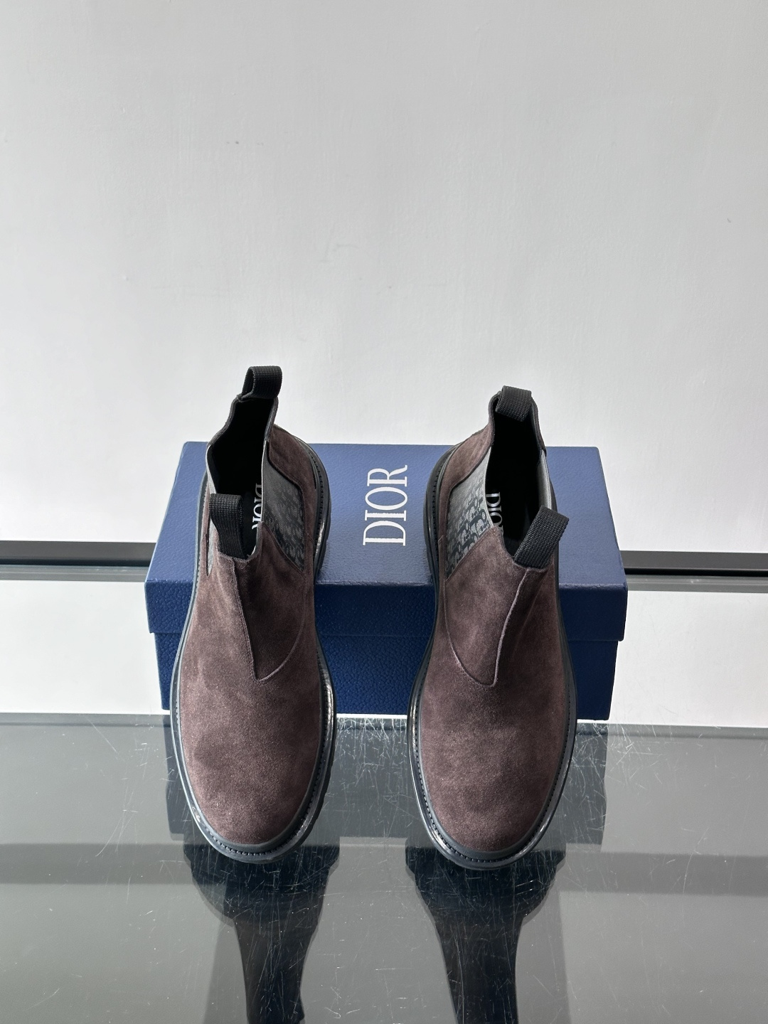 Dior 男士切尔西靴，选用优质麂皮➕牛皮。触感柔软，质感细腻，秋冬穿超有氛围感 。内衬是经典Obliq