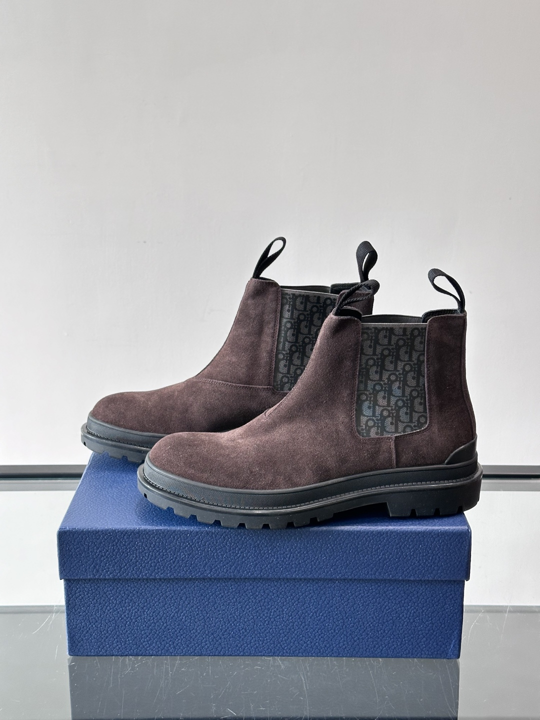 Dior 男士切尔西靴，选用优质麂皮➕牛皮。触感柔软，质感细腻，秋冬穿超有氛围感 。内衬是经典Obliq