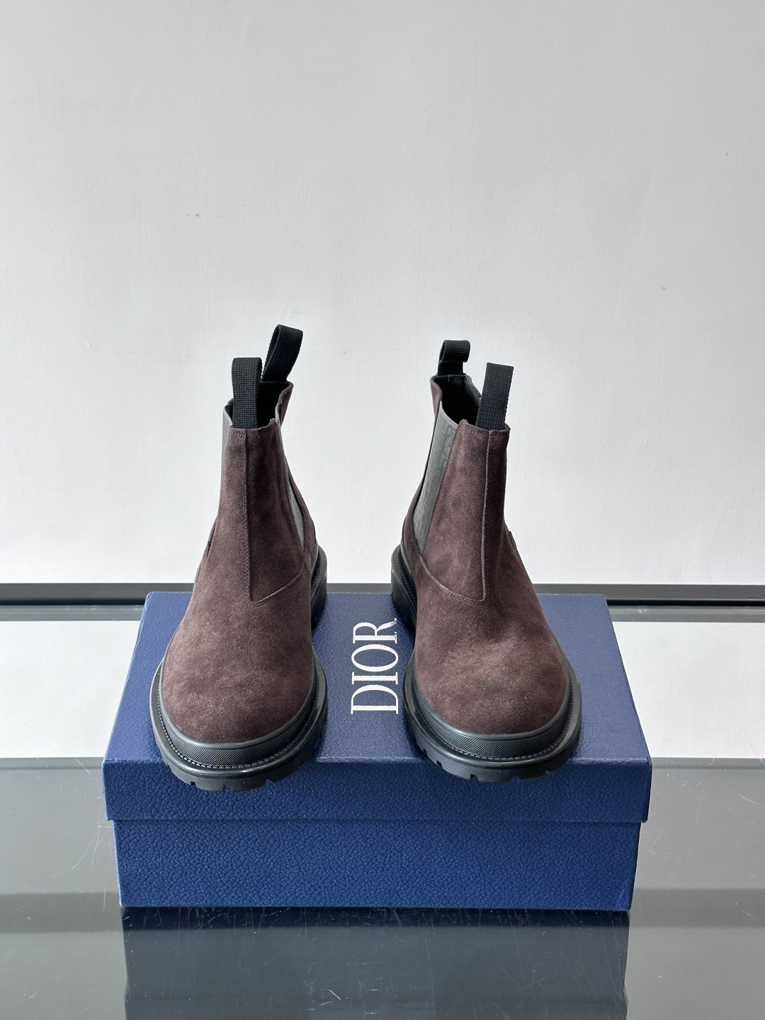 Dior 男士切尔西靴，选用优质麂皮➕牛皮。触感柔软，质感细腻，秋冬穿超有氛围感 。内衬是经典Obliq