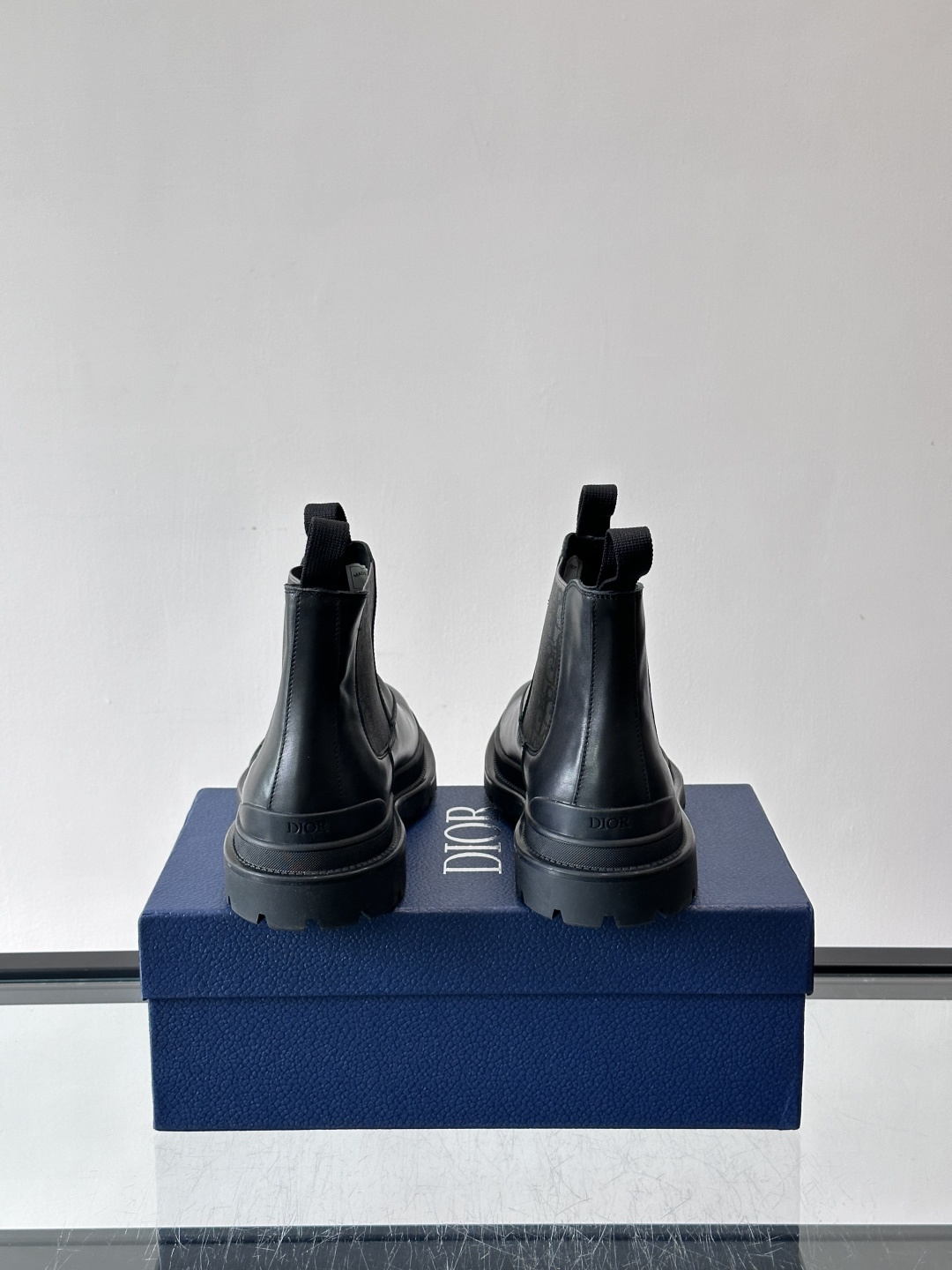Dior 男士切尔西靴，选用优质麂皮➕牛皮。触感柔软，质感细腻，秋冬穿超有氛围感 。内衬是经典Obliq