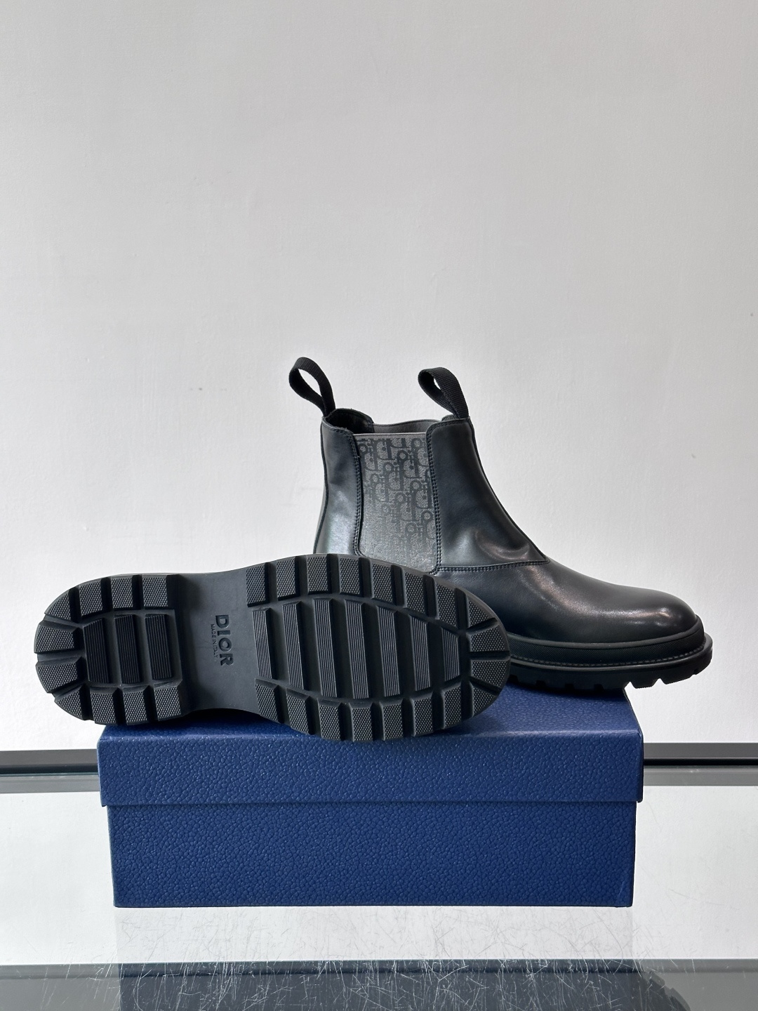 Dior 男士切尔西靴，选用优质麂皮➕牛皮。触感柔软，质感细腻，秋冬穿超有氛围感 。内衬是经典Obliq