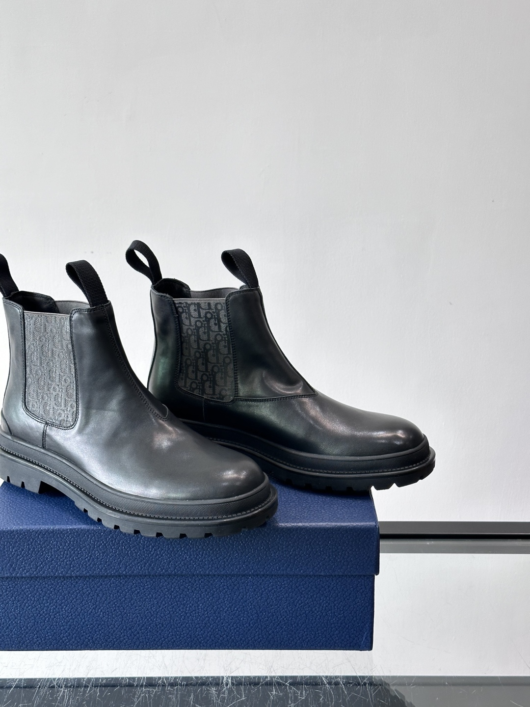 Dior 男士切尔西靴，选用优质麂皮➕牛皮。触感柔软，质感细腻，秋冬穿超有氛围感 。内衬是经典Obliq