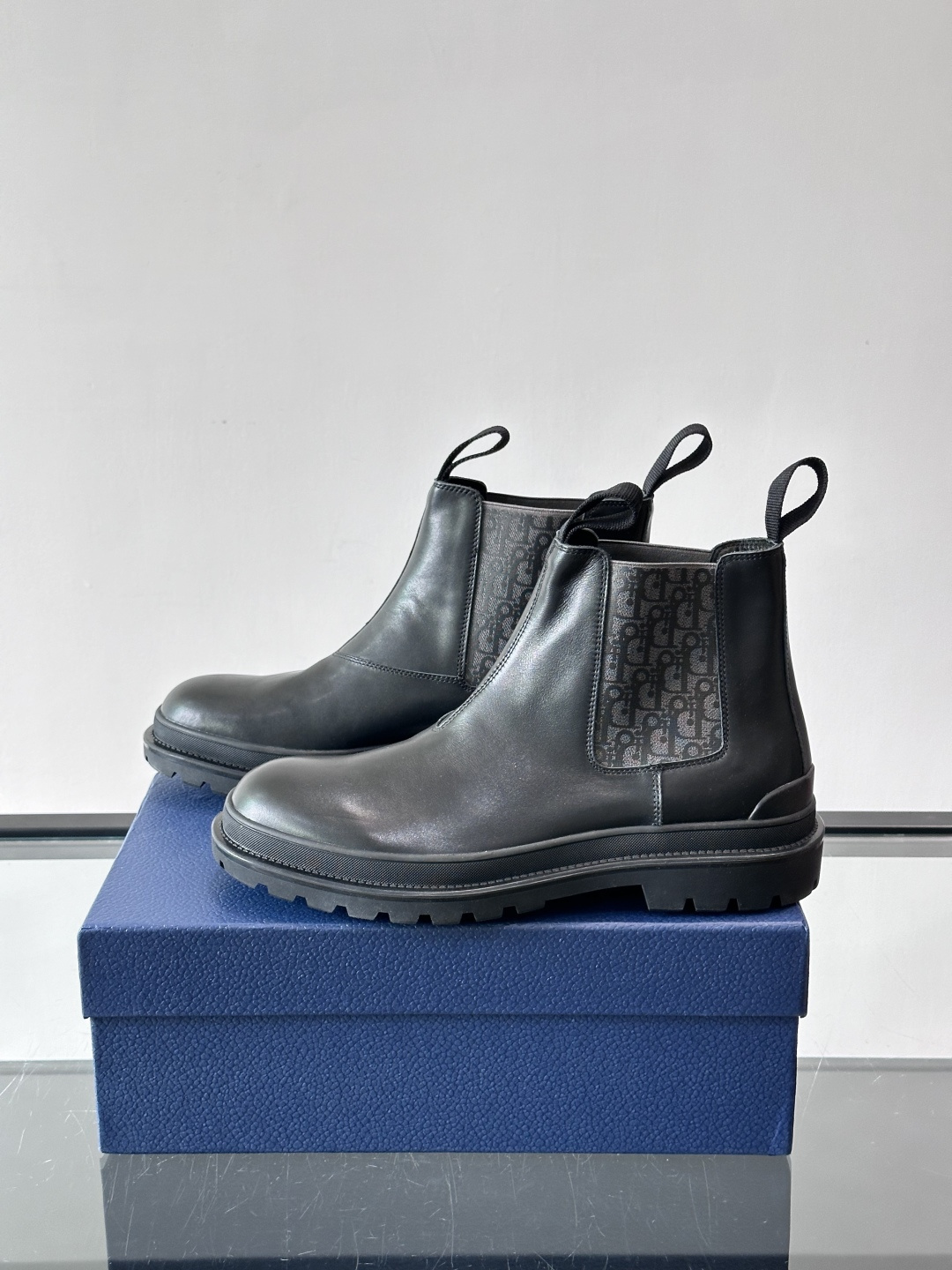 Dior 男士切尔西靴，选用优质麂皮➕牛皮。触感柔软，质感细腻，秋冬穿超有氛围感 。内衬是经典Obliq